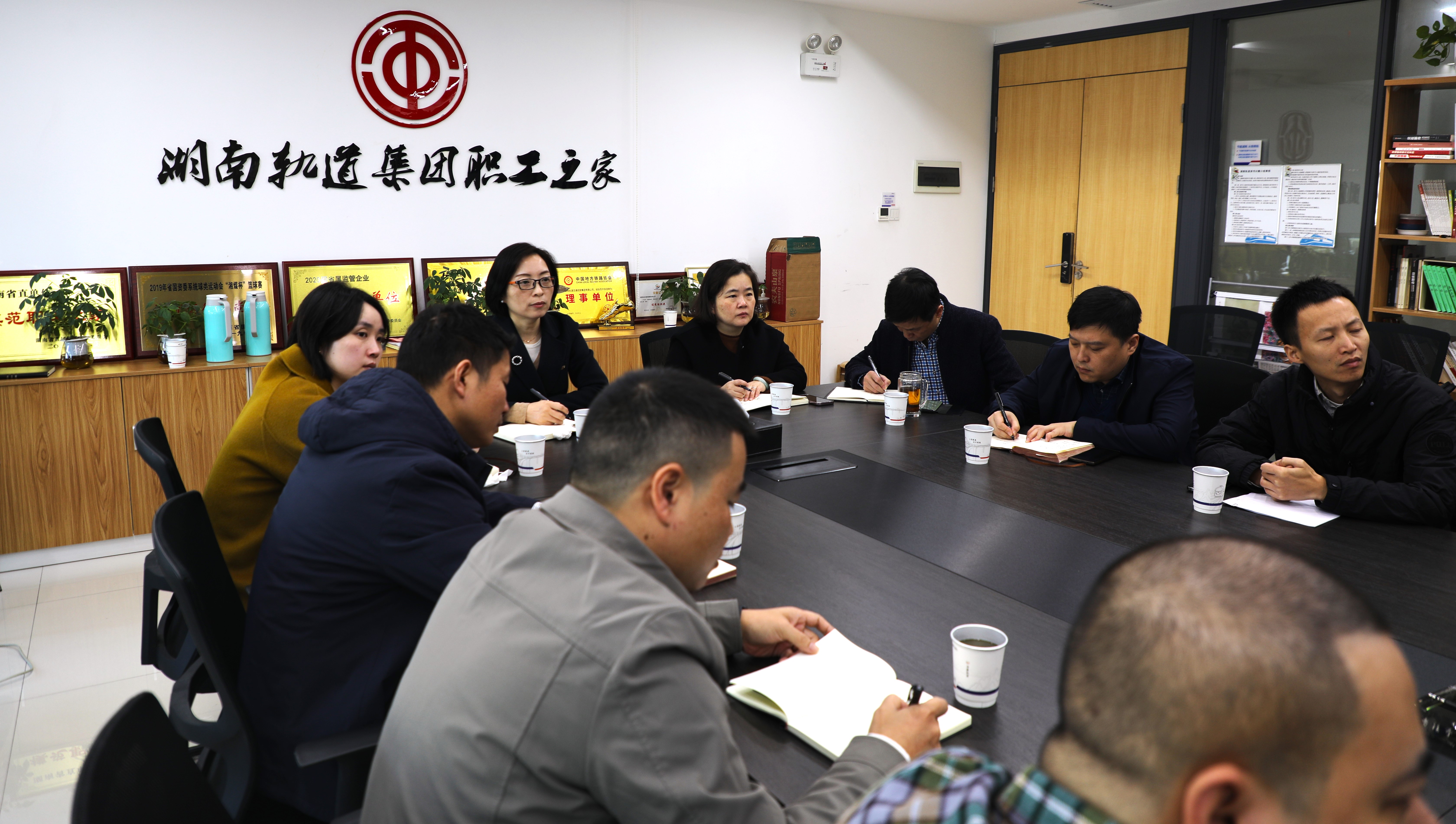 湖南轨道集团工会组织集中观看“学习贯彻中国工会十八大精神”专题辅导报告2.jpg