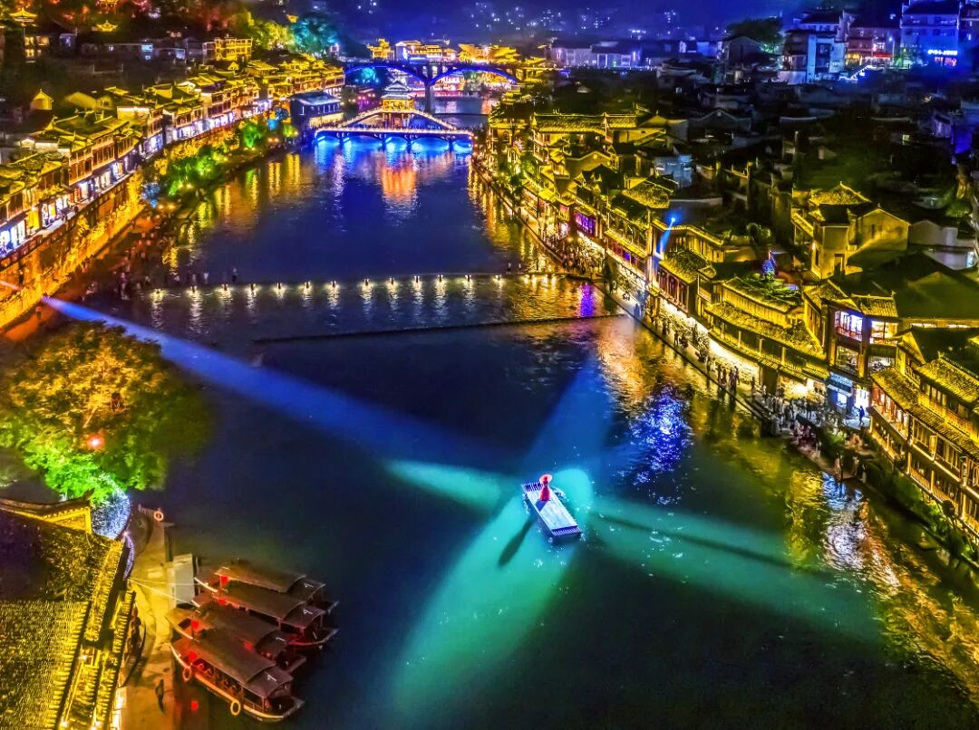 20260818151514.jpg 0818活力中国调研行丨坐着磁浮进凤凰,一路好景入画来6.jpg